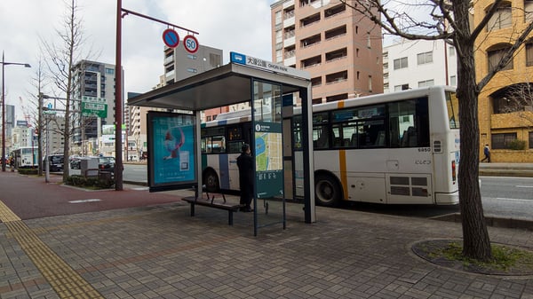 西鉄バスのバス停も能楽堂の近くにあります