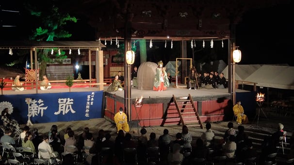 能「一角仙人」で美しい施陀夫人が一角仙人に酒を飲ませ、美しい舞を舞っています。短い曲ながらも展開が早く、締めにふさわしい最後の展開は……? こちらは別の記事でご紹介します。