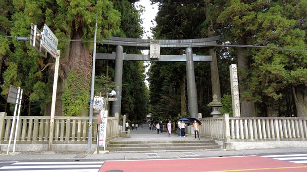 会場となる北口本宮冨士浅間神社の鳥居と参道の様子