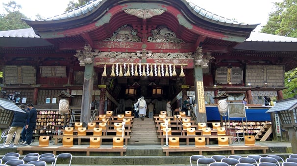 公演当日の北口本宮冨士浅間神社拝殿の様子。公演に向けて、椅子が並べられています。