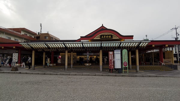 太宰府駅前。まわりは既に参拝客が多くいました