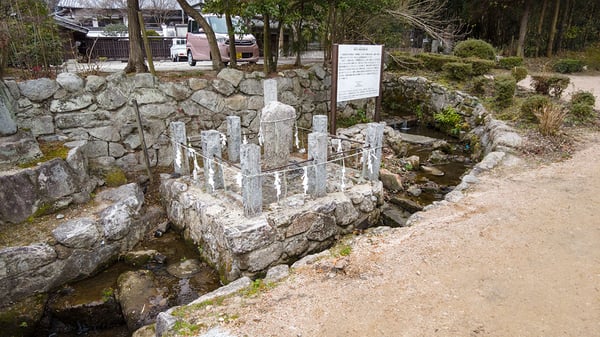 梅壺侍従蘇生碑。先程の藍染川がここに流れています