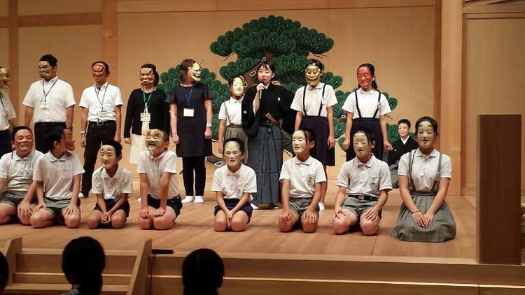 佐賀県神埼市の「子ども能楽教室」で能面の解説をする多久島法子 氏