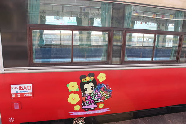 車体には、御坊市に伝わる「宮古姫伝説」にちなんだゆるキャラ「みーやちゃん」が描かれています