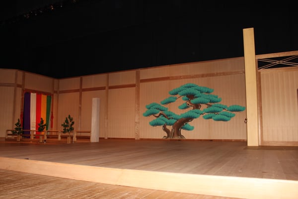 地元の材木を使用して大ホールに造られた能舞台。笛柱には「道成寺」で使用する環が見えます