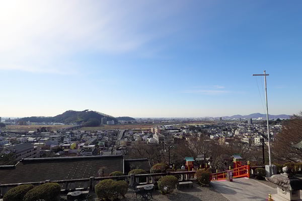 織姫山の中腹に位置する社殿前から渡良瀬川や足利市内を望む