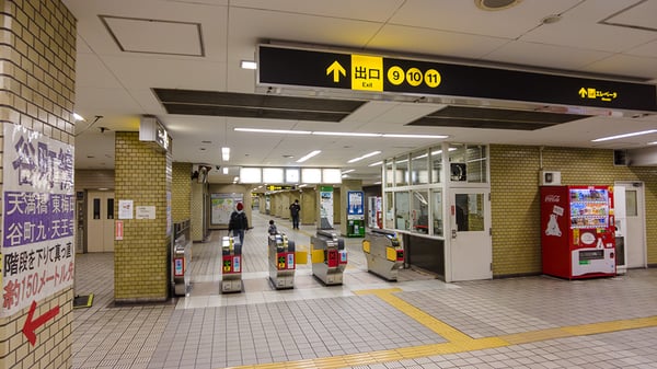 谷町四丁目駅経由の場合、中央線ホーム寄り、東改札から10番出口に向かいます