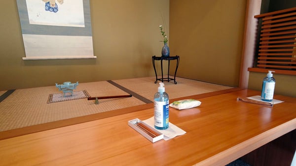 入口を入って正面の床の間。入口のすぐ右には蹲(つくばい)があるなど、和を大切にした内装になっています