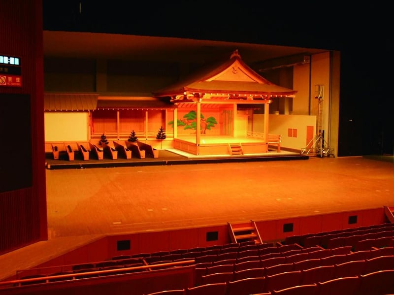 かごしま県民交流センター県民ホール能舞台。本格的な能舞台がステージ裏に格納されており、公演時には電動式で前方に出てくる構造になっています