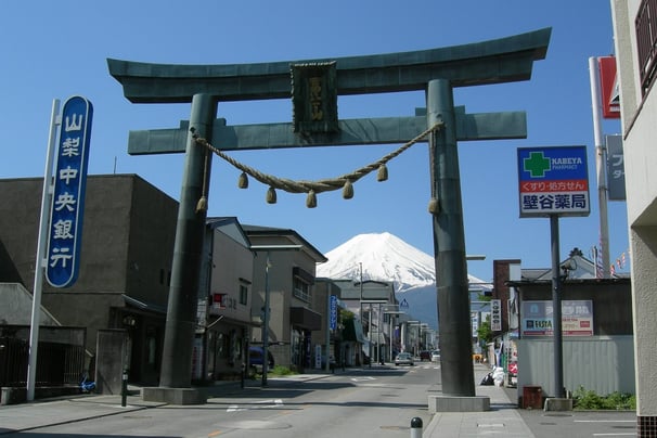 公演会場へ向かう道中の北口本宮冨士浅間神社の金鳥居と富士山の風景