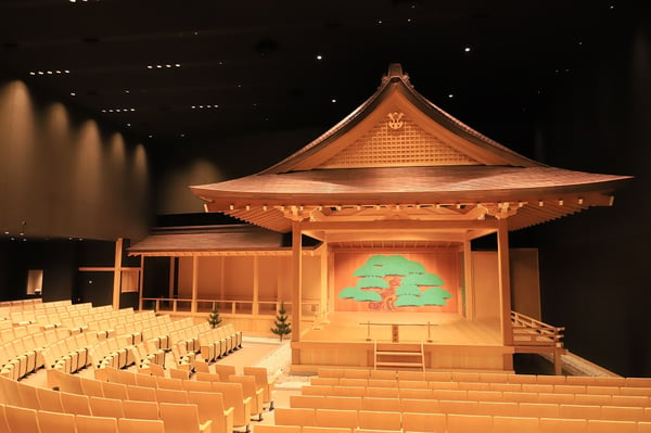 日本で最古の神社と言われる大神神社内に2019年に完成した三輪山会館 能楽堂