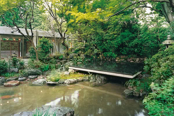 中庭にある石舞台