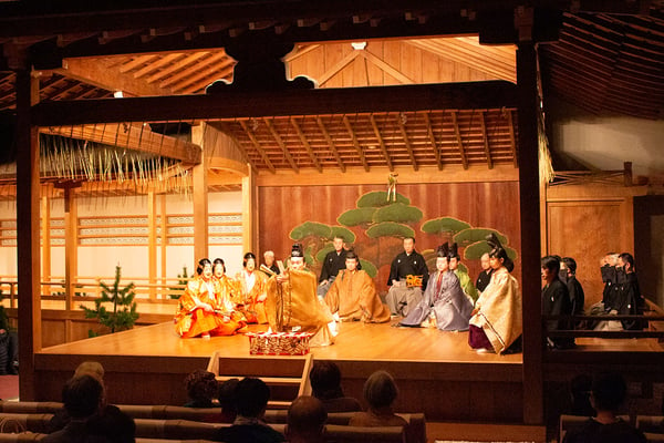 昨年1月に金剛能楽堂で開催された京都能楽紀行公演より。橋掛かりにはかつて御所にあったとされる青海波文様の簾が見える