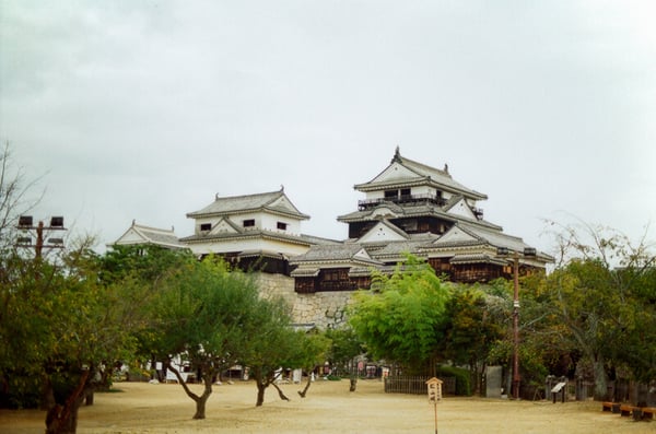 松山藩時代、ワキ方下掛宝生流の謡の調べが流れていた松山城