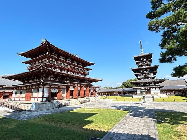 薬師寺の金堂。右側が国宝の東塔（とうとう）。特設舞台は金堂の前に設けられます