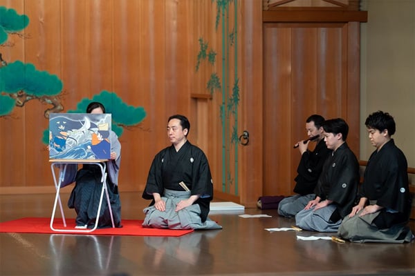 大島能楽堂で上演されたお能紙芝居「船弁慶」。ナレーションは長女の大島薫子さんが担当されました