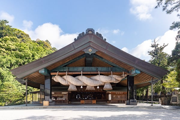 日本最大級の大注連縄で知られる出雲大社 神楽殿
