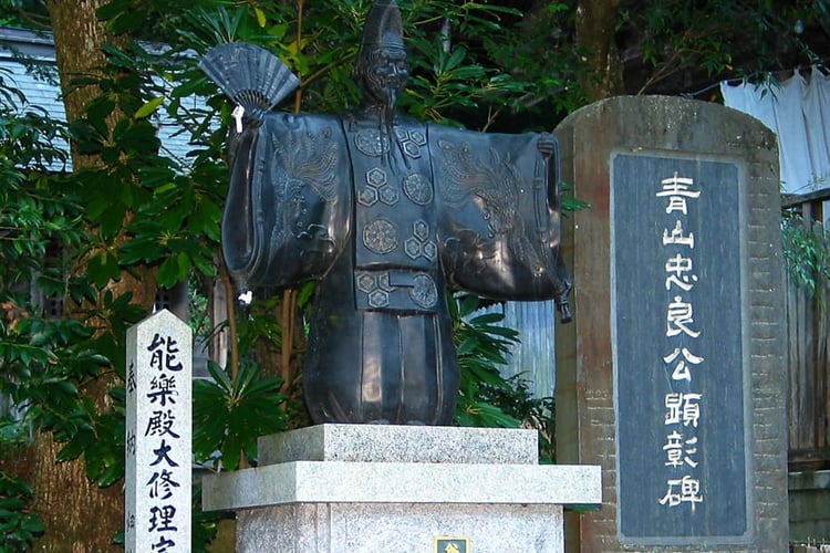 丹波篠山 春日神社の境内に立つ翁像