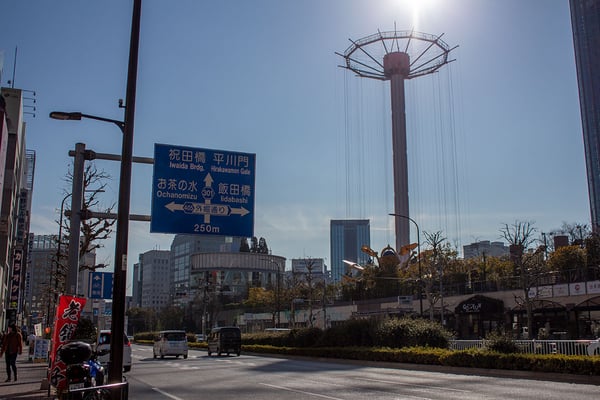 後楽園駅から東京ドームシティアトラクションズのスカイワラワーを眺めながら会場へ