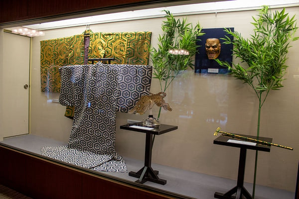 新年の寅年にあやかり、ロビーに展示されていた能「龍虎」の後シテ・虎の面装束。中央にあるのはシテが頭に装着する「虎冠」