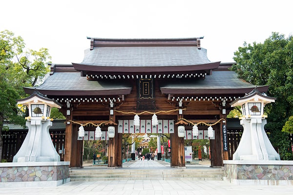 本公演の会場である湊川神社は「楠公さん」と親しまれ、観世ご宗家と深い所縁を持っています<br>※写真協力：一般財団法人神戸観光局