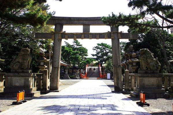 古くから航海の守護神として信仰されてきた住吉大社。その象徴として名高い反橋(太鼓橋) 写真提供:(公財)大阪観光局(住吉大社の画像)