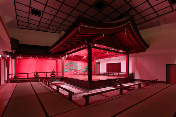 山本能楽堂の舞台はカラーLED照明になっており、1670万段階の色彩で演出します