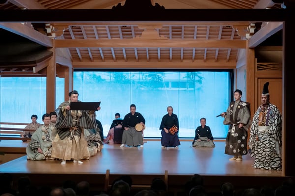 2021年12月の能楽キャラバン新潟公演より。鏡板をはずした舞台で「安宅」シテを演じられる山階氏