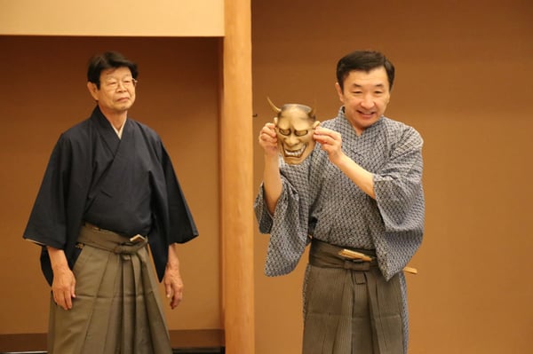 「おやこ“能”たいけん教室」で能面を紹介