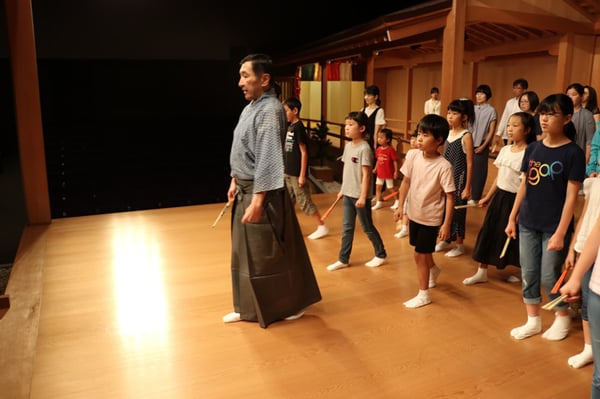 山階氏と一緒に能の所作を体験する子どもたち