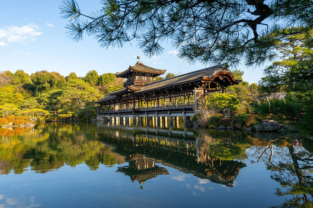 平安神宮にある広大な庭園「神苑」では散策も楽しめます