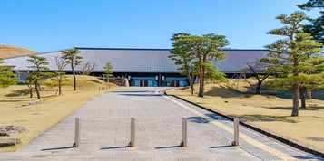 古都・奈良を象徴する名勝地・奈良公園に息づく能楽の足跡
