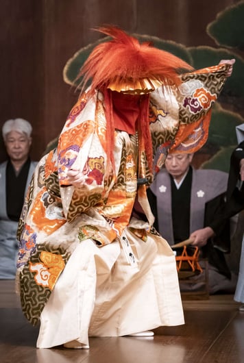 能「望月」。後場のシテによる獅子舞