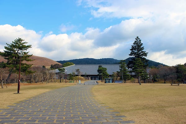 会場の奈良春日野国際フォーラム甍。「甍」の名の由来である大きな瓦屋根の後方に若草山が見える