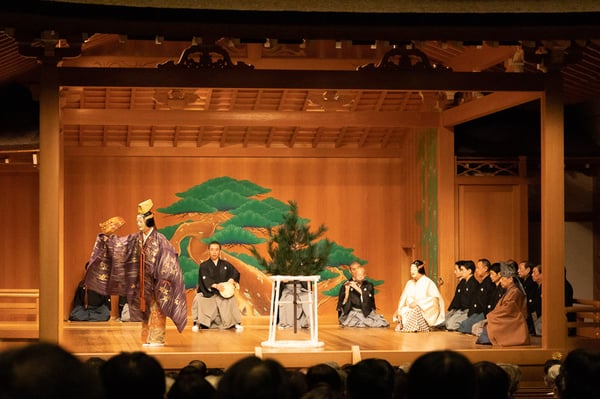 小書き「戯之舞」では、曲終盤の舞の中にちょっとドキッとするような演出が加えられます。