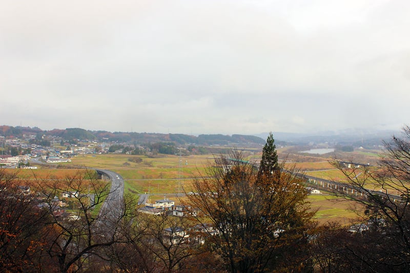 東物見台からの眺め。天気がいい日には遠くの束稲山もきれいに見える