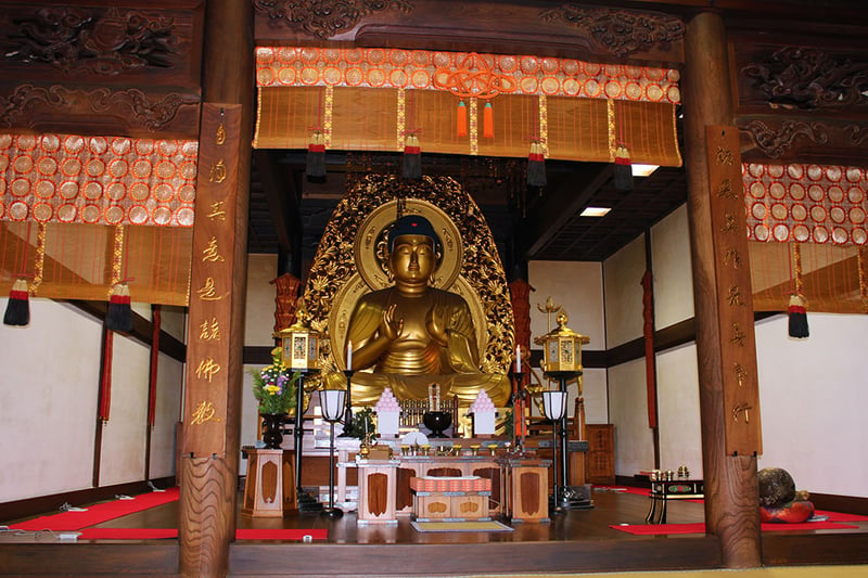 本尊の釈迦如来坐像。像高約2.7m、台座・光背を含めた総高は5mに及ぶ