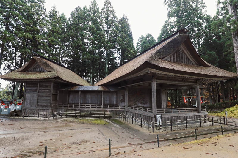 老杉の木立に溶け込む茅葺き屋根の白山神社能舞台