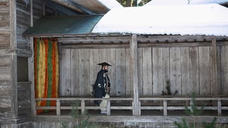 白山神社能舞台 特別番組撮影風景（揚げ幕から登場するワキ）