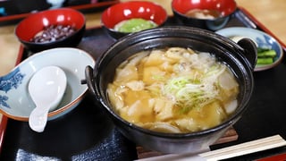 平泉の郷土料理である八斗（はっと）汁とお餅膳