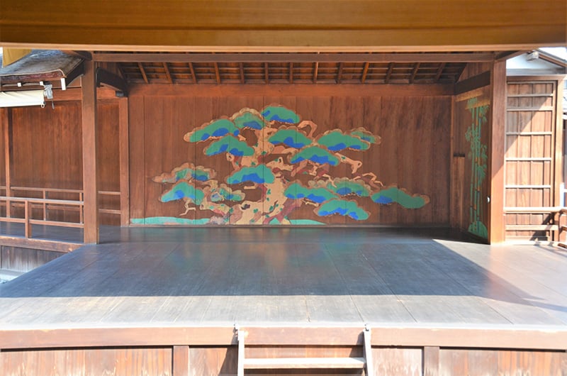 座敷に囲まれた屋外中庭にある岡山後楽園能舞台は、江戸時代そのままの趣を残しています