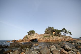 【前浜地区】佐渡市水津 「赤亀さん」の名で親しまれる赤亀岩