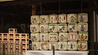 【奈良市】春日大社に奉納された酒樽、奈良を代表する日本酒「春鹿」の酒樽も見える