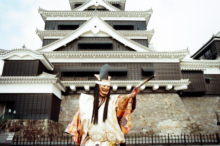 「能楽を旅する」特別映像の収録時、熊本城で能「白田村」のシテを演じる狩野了一氏