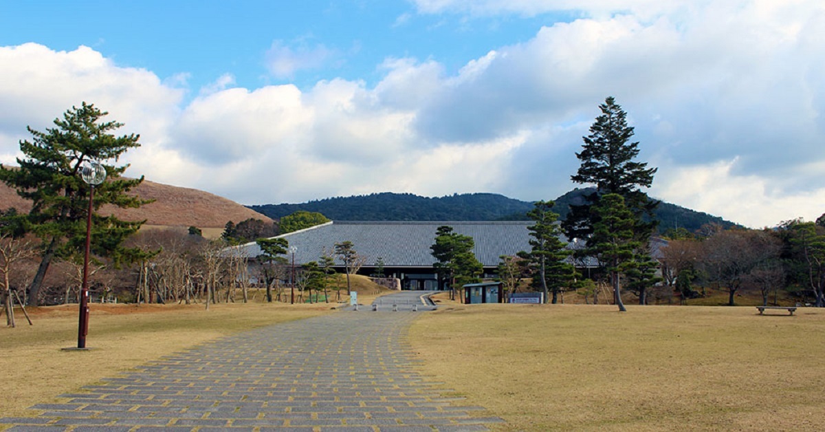 奈良春日野国際フォーラム甍