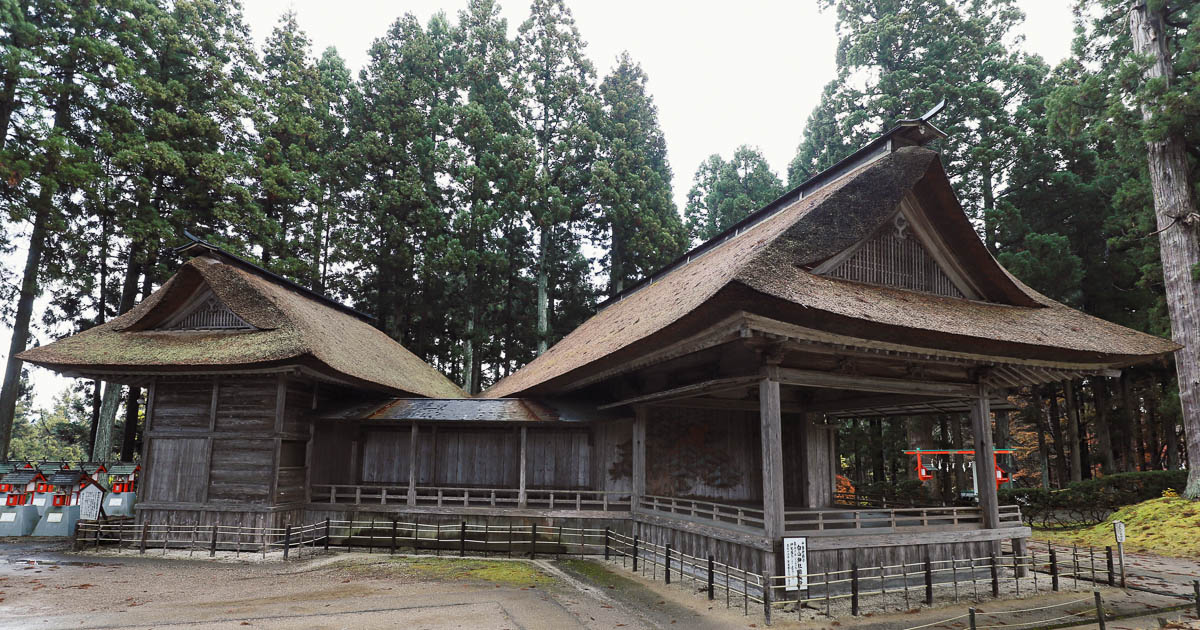 白山神社拝殿の手前にある能舞台