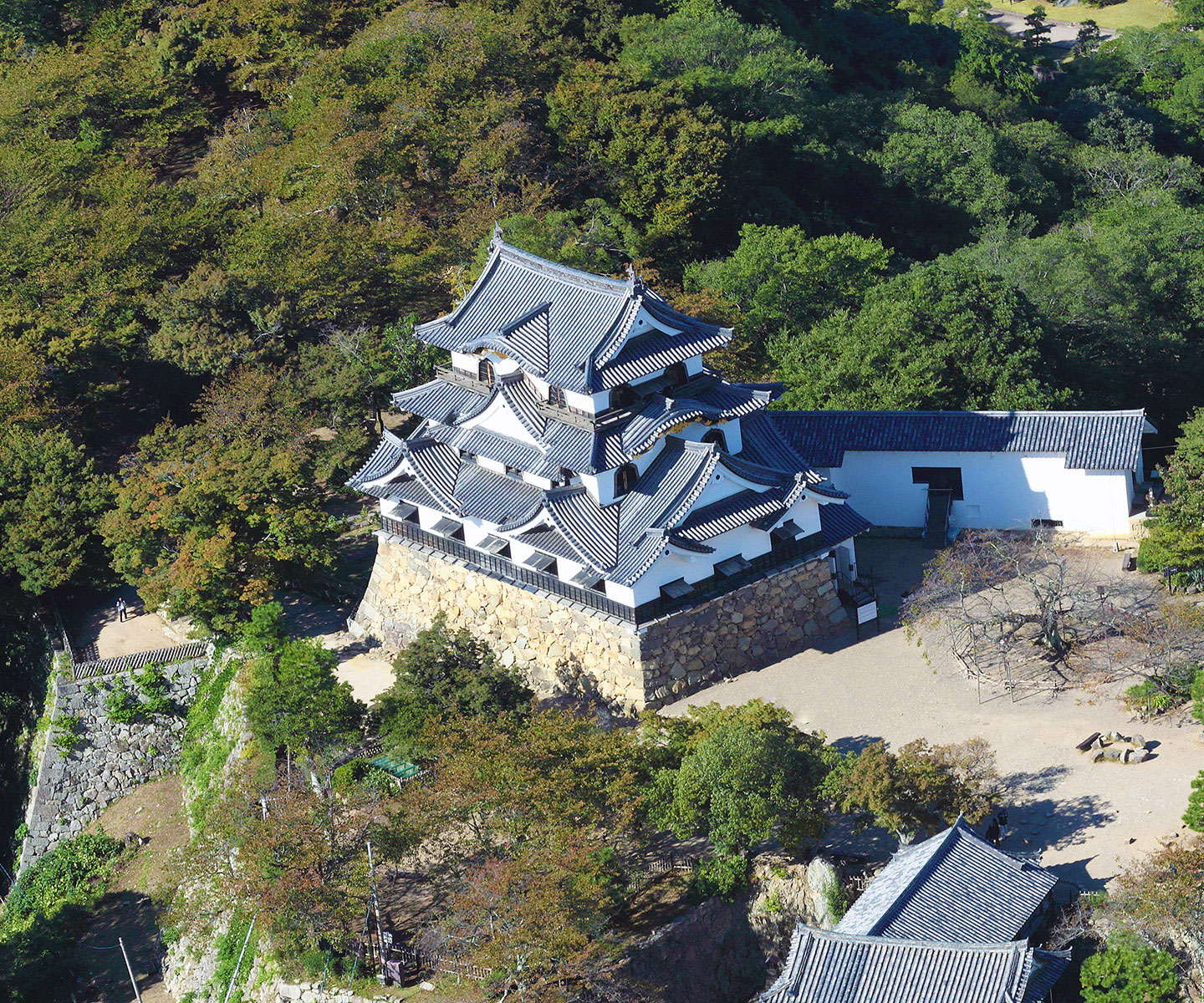 江戸時代建築の能舞台が今も残る華麗な堅城