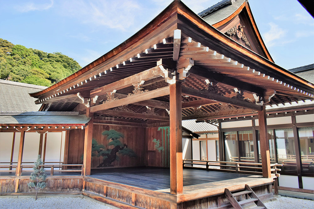 城内には江戸時代建築の能舞台が現存！
