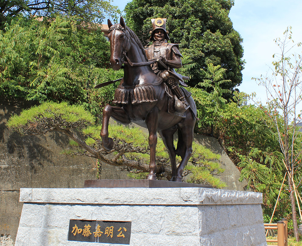 Kato Yoshiaki built the main castle (Honmaru)