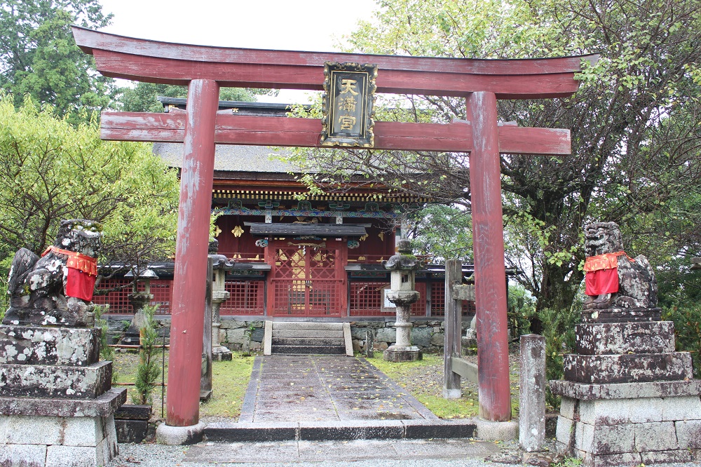 蔵王堂境内の神社